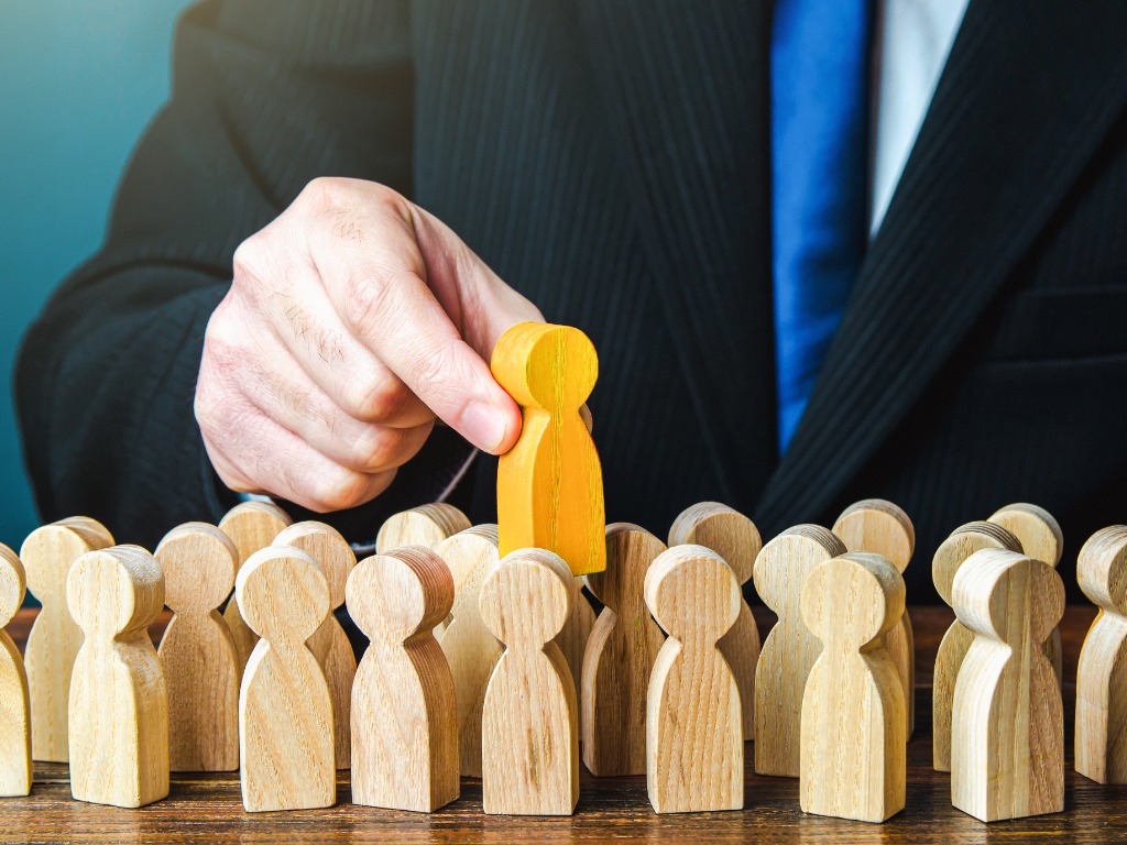 El empleador selecciona al mejor candidato para el puesto. los recursos humanos y el mercado de trabajo. educación y cursos. crecimiento de la carrera profesional. ganador seleccionado. contratar y reclutar a los mejores trabajadores.